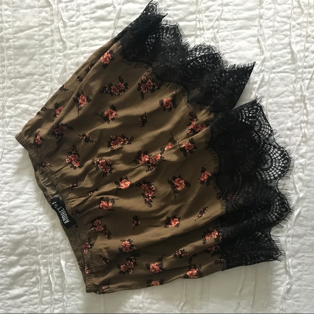 Dottie Couture shorts with lace detail